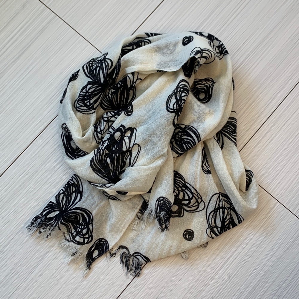 Janie Besner Cream Wrap/Scarf EUC